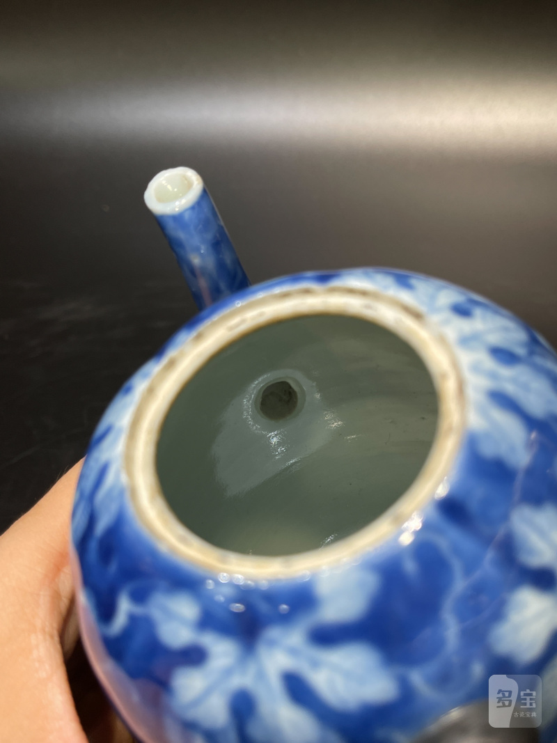 清道光 青花留白瓜瓞绵绵纹瓜棱形壶 - 图10